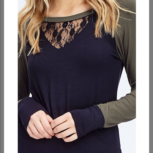 Long sleeve with lace neckline - Picture 2 of 3